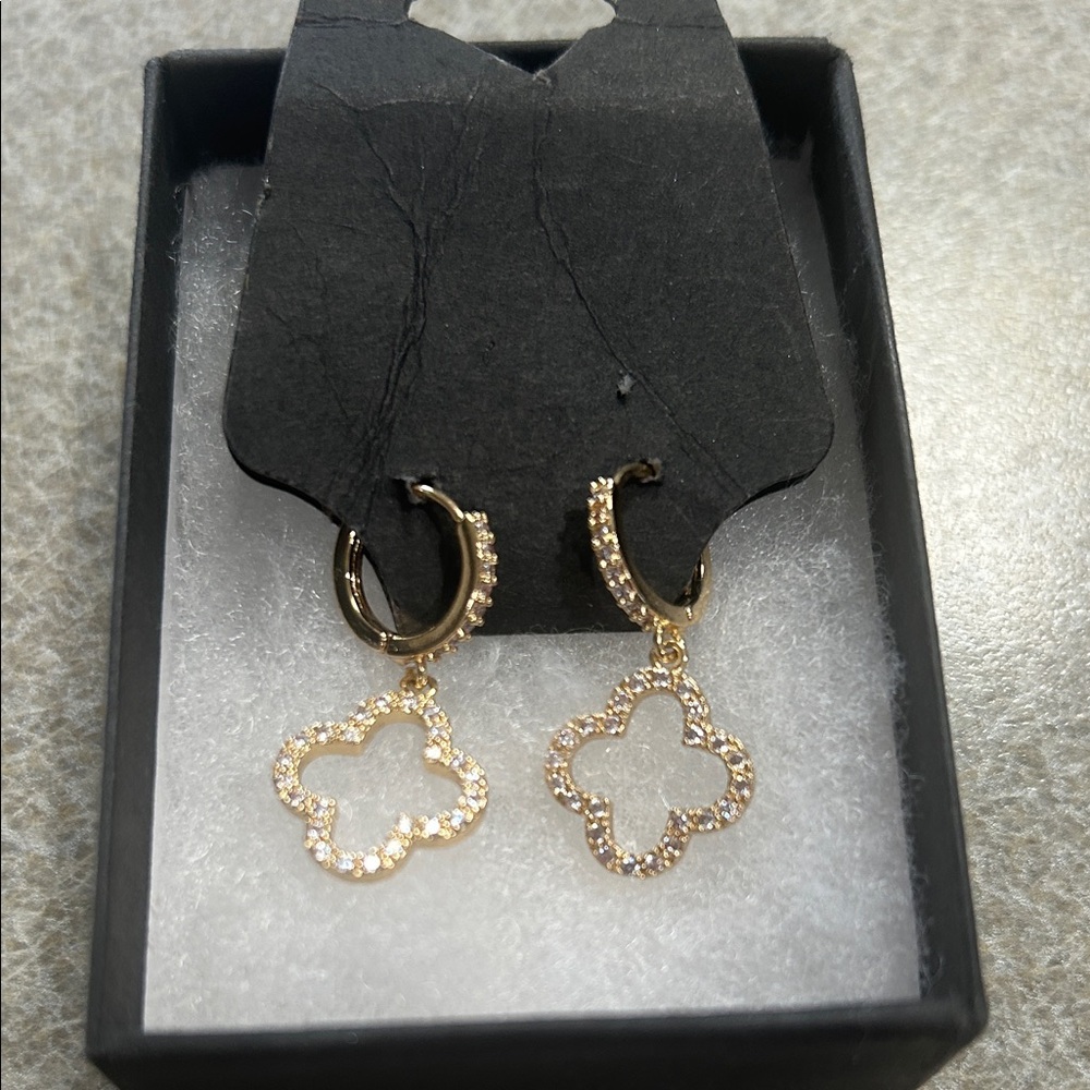 Gold Four-Leaf Clover Bracelet and Hoop Earrings Set - Elegant Women’s Jewelry - Picture 2 of 3